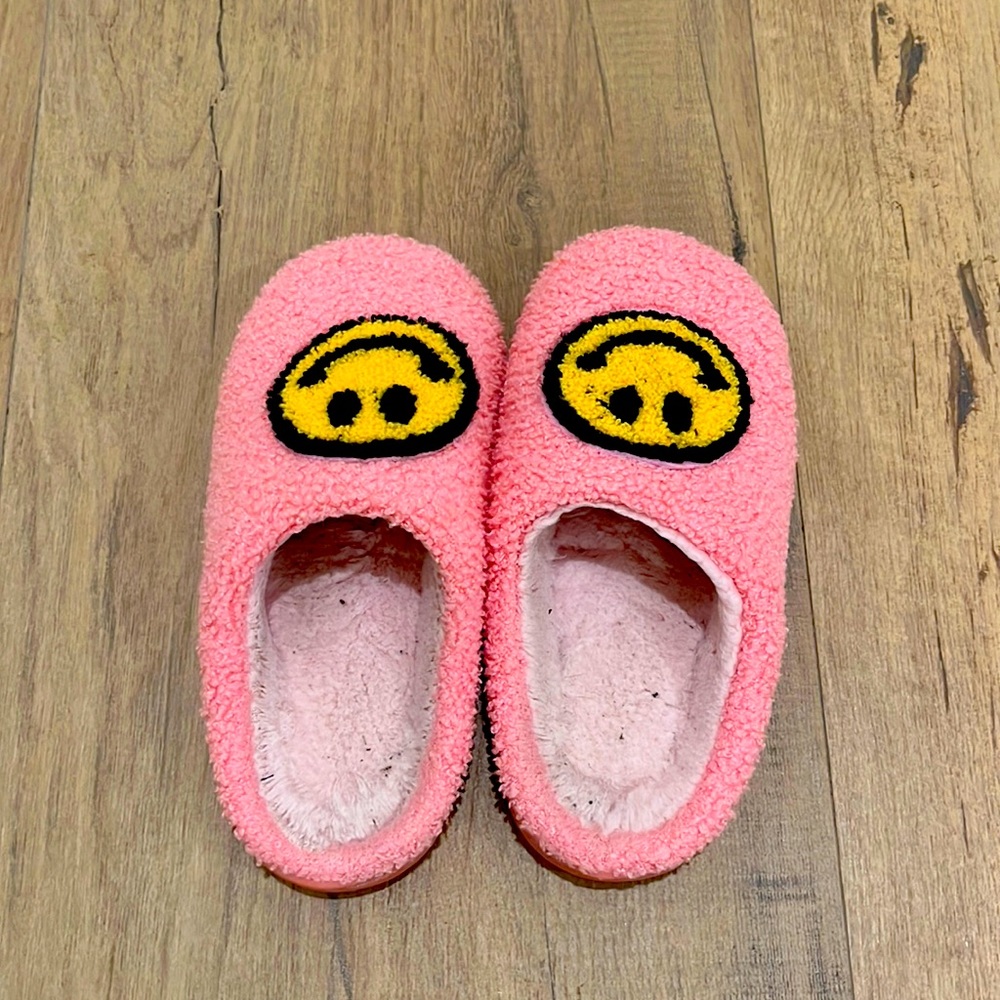 Smiley face preppy slippers